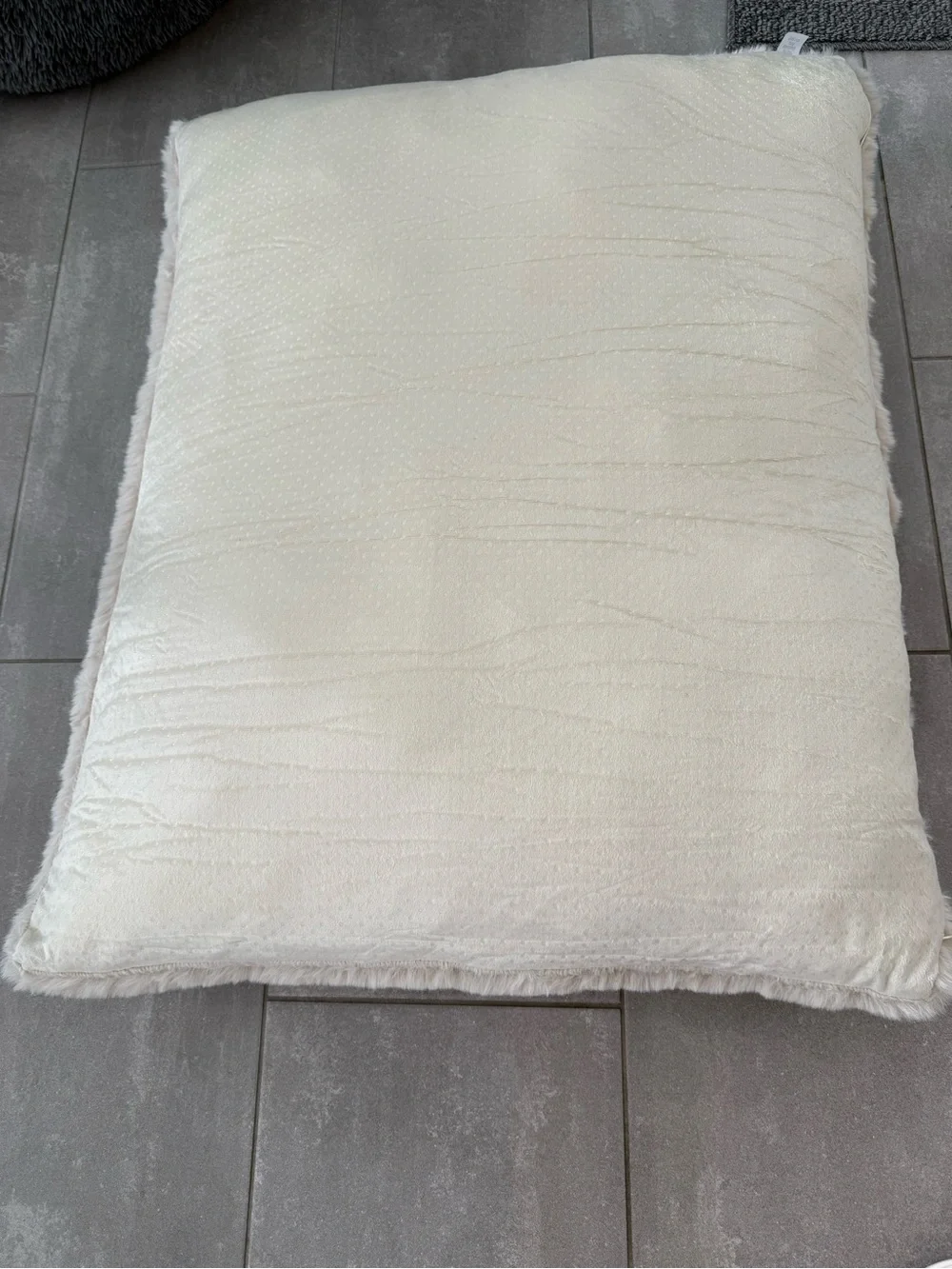 Unhide NEW Floof Pillow Pet Bed $179 MSRP